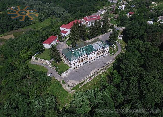 Вид на палац та рештки замку в Мурованих Курилывцях з неба. Наш політ квадрокоптером 26 червня 2016 р.