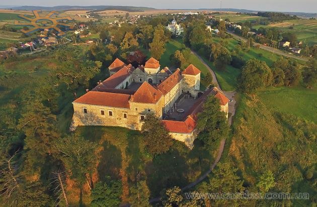 Замок та храм у селі Свірж, липень 2018 р.