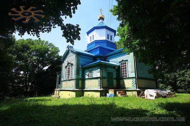 Дерев'яну церкву у псевдо-російькому стилі у Пашутинцях капарять на очах.