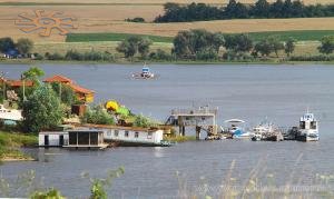Поромна переправа в Усті, вид з Цвіклівців