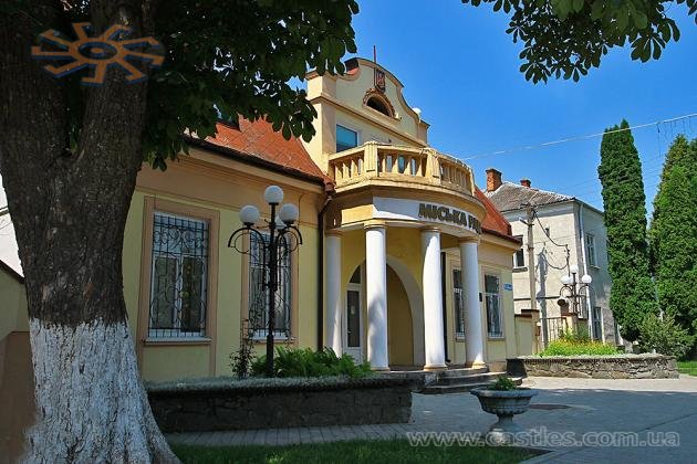 Прянична міська рада зовсім не схожа на ратушу. Нехай буде магістратом.