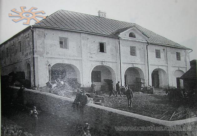 Ратуша в Мурованих Курилівцях на фото П. Жолтовського за 1930 р. З фотоальбому "Пам'ятки архітектури Подільської губернії" (Харків, 2013 р.).