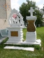 Надгробки на церковному дворі.
