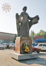 З 2008 р. на перехресті стоїть Софія з гербом. Заболотів