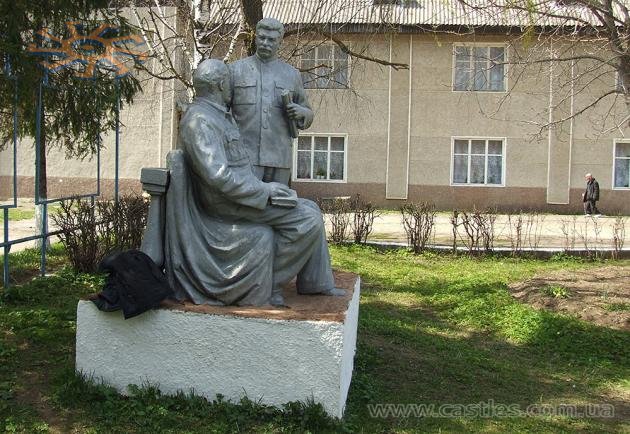 А от парну скульптуру кадаврів Сталіна та Леніна прибрали з Череша ще у 2009 р. А от парну скульптуру кадаврів Сталіна та Леніна прибрали з Череша ще у 2009 р.