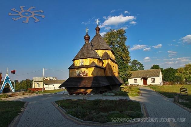 Без дерев трохи голо. Старовинна дерев'яна церква у селі Скорики на Тернопільщині. 21 серпня 2016 р.