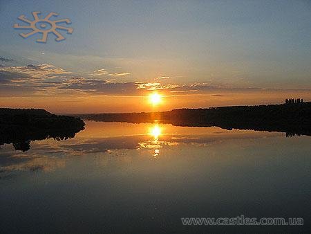 Чарівний захід сонця на Дністрі поблизу Атак. Міст до Жванця. Чарівний захід сонця на Дністрі поблизу Атак. Міст до Жванця.