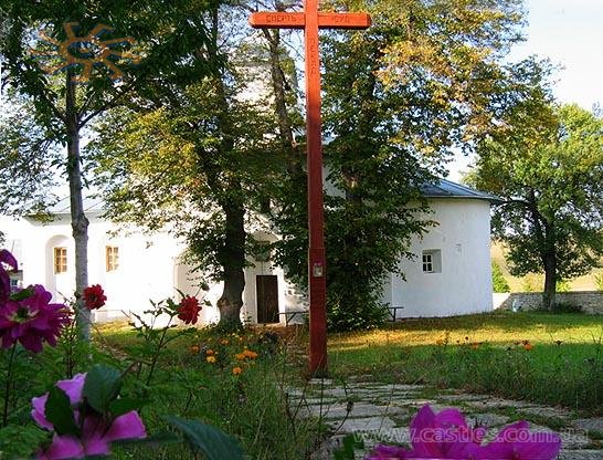 29.09.04. Серед цього квіткового раю - найстаріший храм Тернопілля. 29.09.04. Серед цього квіткового раю - найстаріший храм Тернопілля.