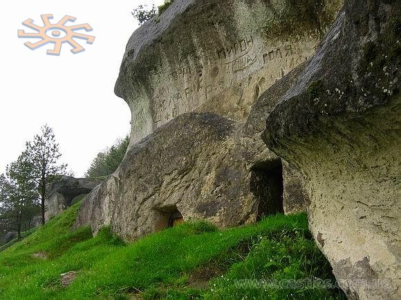 Жертовник білих хорватів та їх комірчини. Жертовник білих хорватів та їх комірчини.