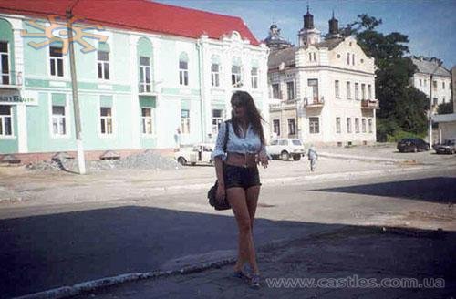 Кременець-2004. Позаду - старий єврейський готель. Кременець-2004. Позаду - старий єврейський готель.
