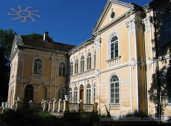 Різкі вранішні тіні не скриють Блеку, що нахально розглядає маєток Фредрів. Різкі вранішні тіні не скриють Блеку, що нахально розглядає маєток Фредрів.