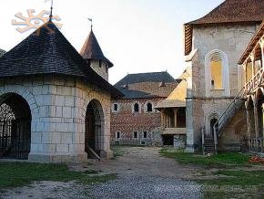 Khotyn castle's courtyard with a deep well