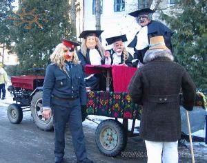 Судді.