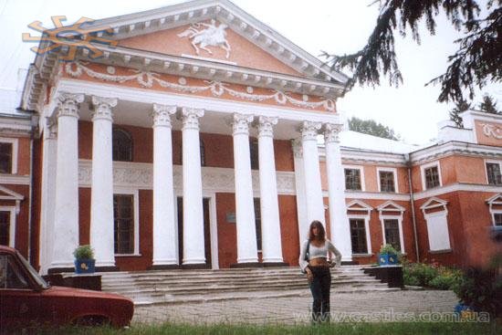 У головних ролях Блека (у білому) та авто Кіфи (у червоному). У головних ролях Блека (у білому) та авто Кіфи (у червоному).