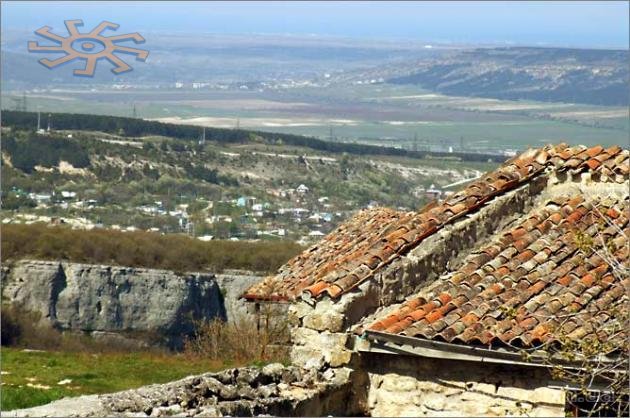 Вид з Чуфут-Кале на Бахчисарай і околиці