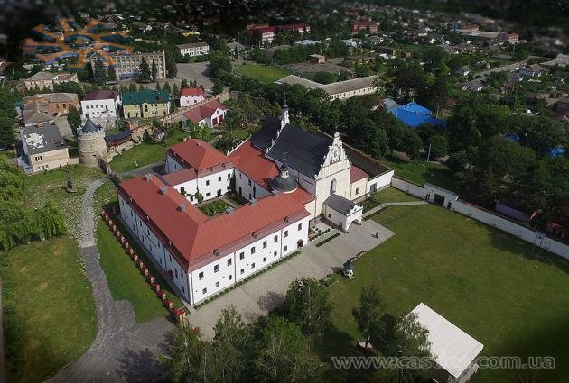 Головні архітектурні цікавинки Летичева - це домініканський Успенський костел (12724) та рештки замку. Політ квадрокоптером над Летичевим 18 червня 2016 р.